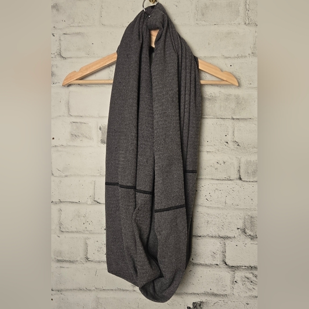 Lululemon Vinyasa Scarf Rulu Herringbone Black/White Snap Infinity Wrap